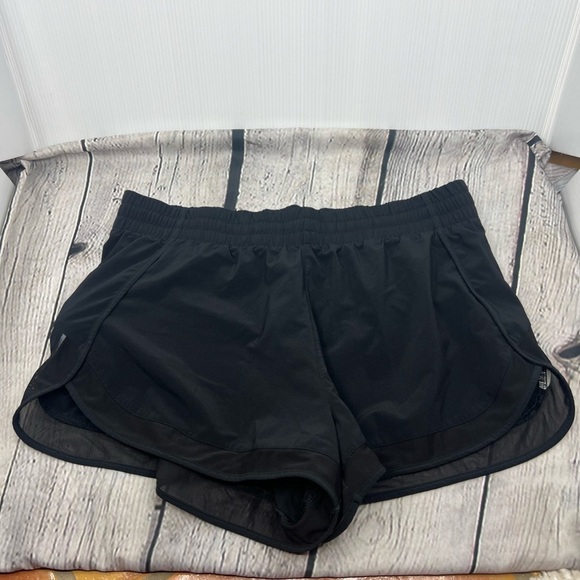 ✨EUC! ATHLETA Mesh Racer Run 2.5” Shorts in Black. - Picture 1 of 11